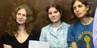Nadejda Tolokonnikova, Ekaterina Samutsevich e Maria Alejina foram condenadas a dois anos de prisão cada uma