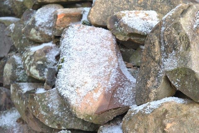 Gelo acumulou nas pedras em S&atilde;o Joaquim