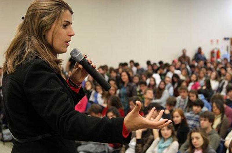 Comunista se divide entre passeatas e debates na Capital 