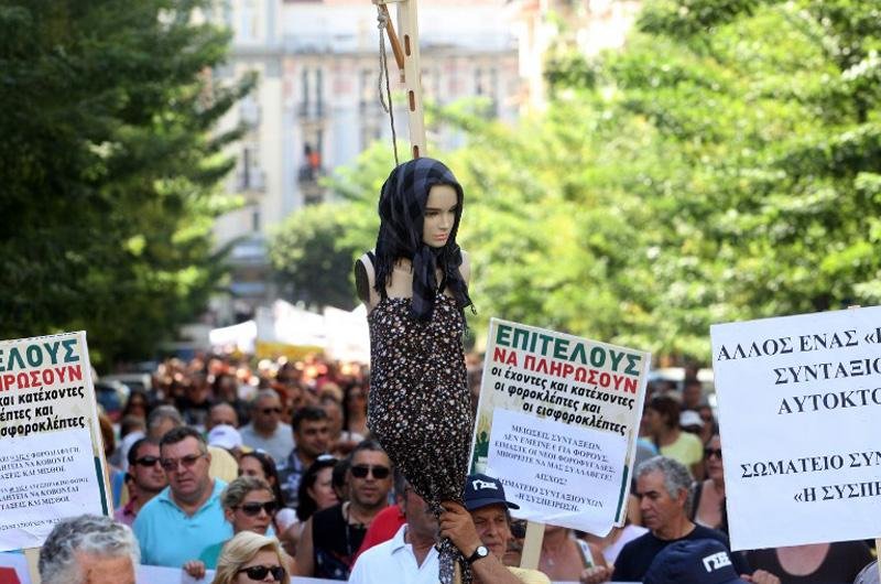 Ruas ficaram tomadas por manifestantes que consideram as novas medidas injustas e ineficazes 