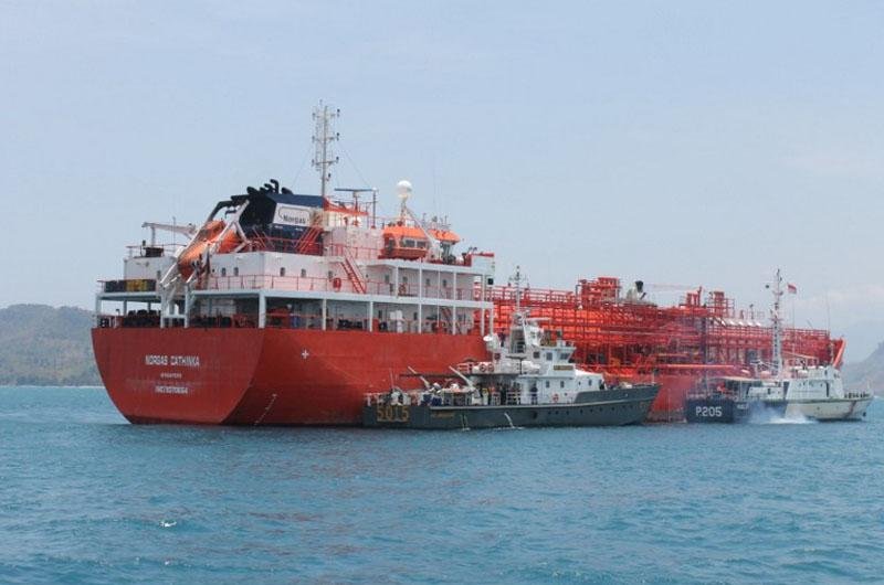 Navio de carga colidiu contra uma balsa que transportava cerca de 200 pessoas