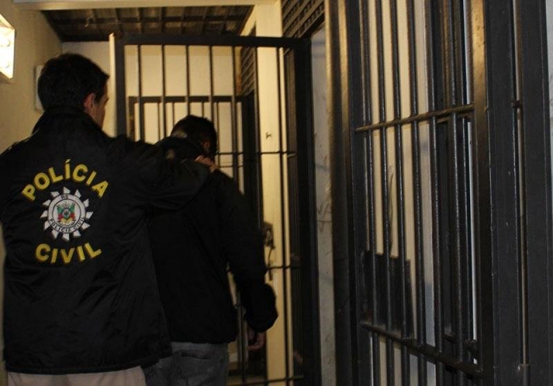 Quadrilha liderada por preso seria composta por 20 integrantes