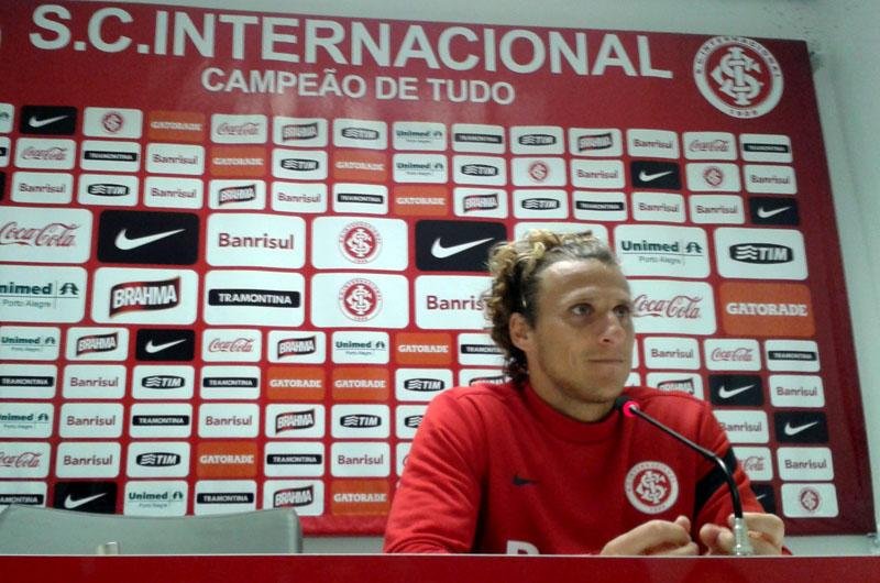 Forl&aacute;n projeta melhora com entrosamento do time