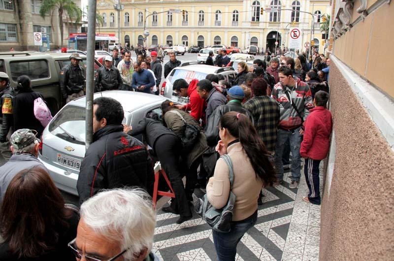 Animais estavam dentro de carro estacionado no Centro de Porto Alegre 