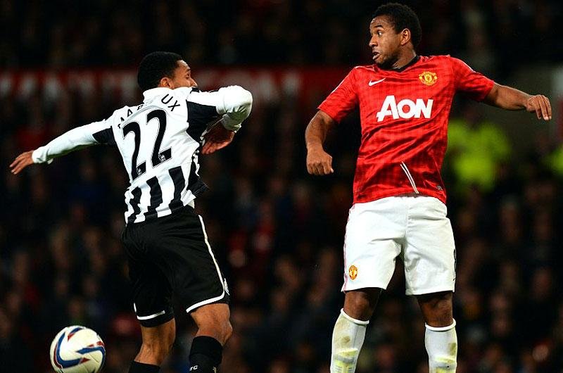 Ex-gremista fez o primeiro gol do time na vit&oacute;ria por 2 a 1 em Old Trafford