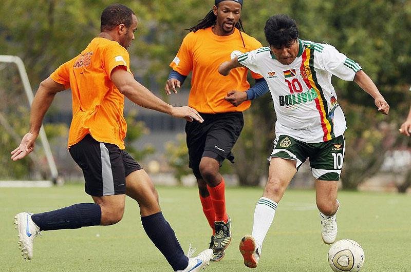 Evo Morales marca gol em jogo para denunciar viol&ecirc;ncia contra mulher