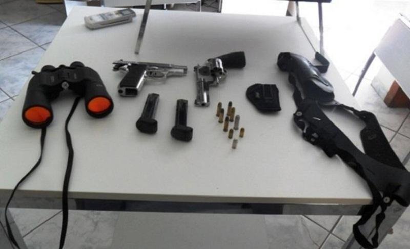 Armas e arco e flecha foram apreendidos na casa de cirurgi&atilde;o