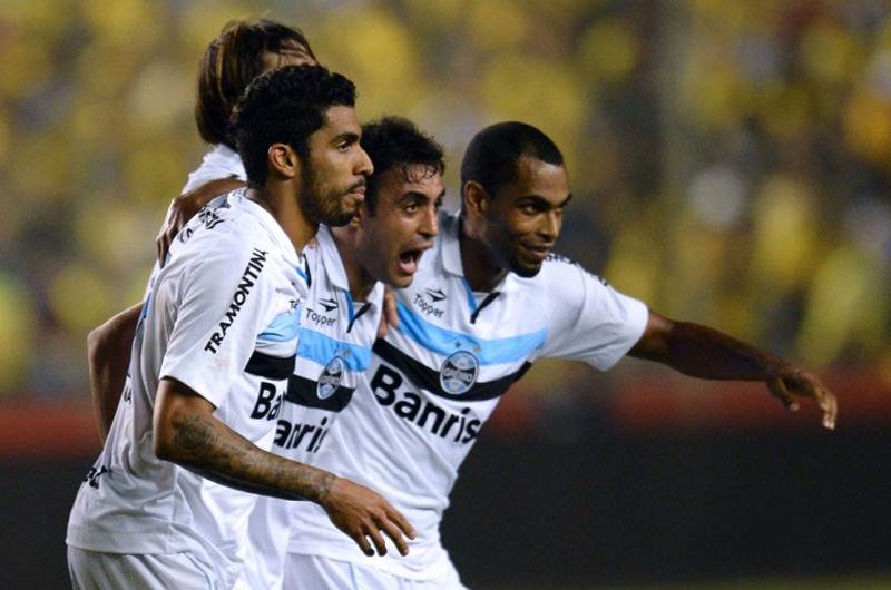 Vilson, Werley e Naldo comemoram gol da vit&oacute;ria sobre o Barcelona