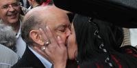 Serra ganha beijo na boca de eleitora em São Paulo