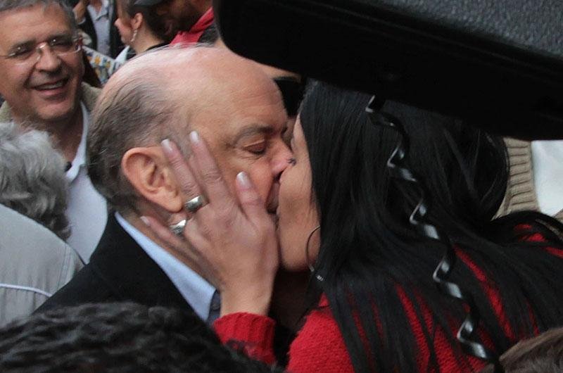 Serra ganha beijo na boca de eleitora em S&atilde;o Paulo