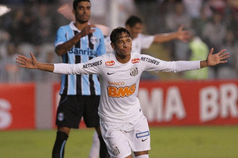 Neymar comemora gol contra o Gr&ecirc;mio no primeiro turno do Brasileir&atilde;o