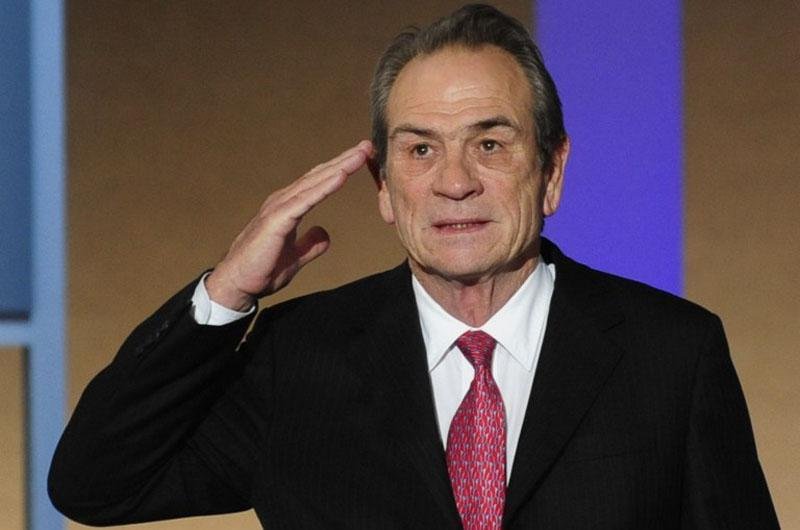 Tommy Lee Jones recebe pr&ecirc;mio em San Sebasti&aacute;n e se diz feliz por dirigir filmes