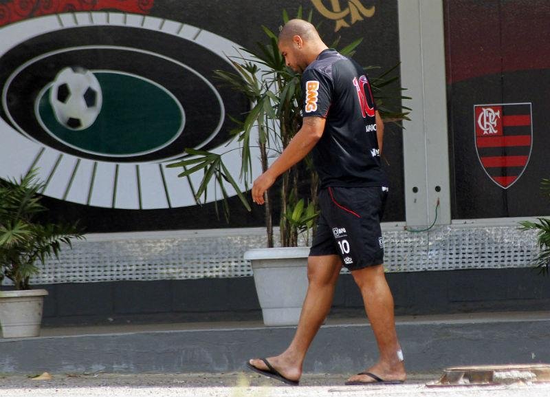 Adriano pode ter seu contrato rescindido no Flamengo