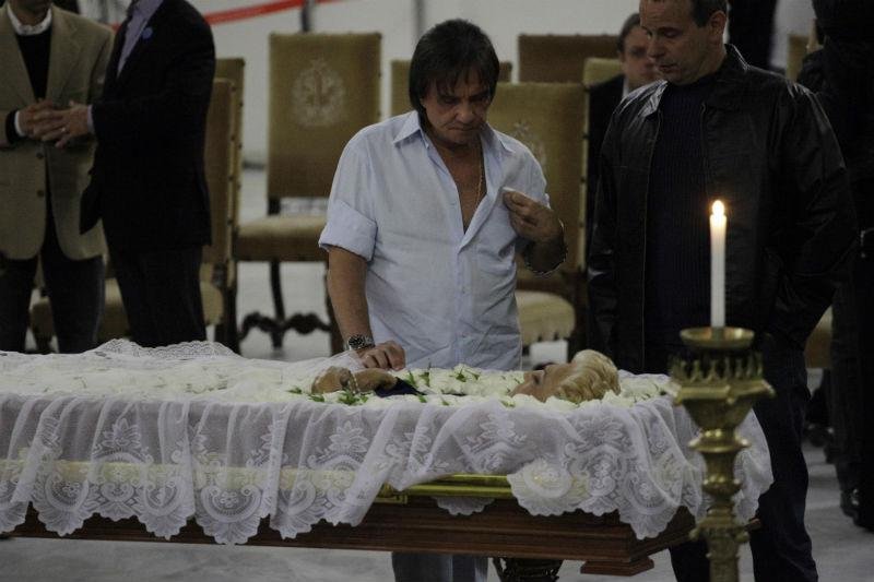 Cantor Roberto Carlos esteve no vel&oacute;rio de Hebe Camargo