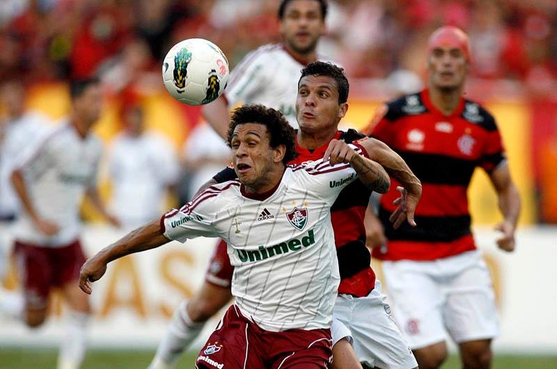  Ram&oacute;n, do Flamengo, em lance com Wellington Nem, do Fluminense, durante partida v&aacute;lida pela 27&ordf; rodada do Brasileir&atilde;o