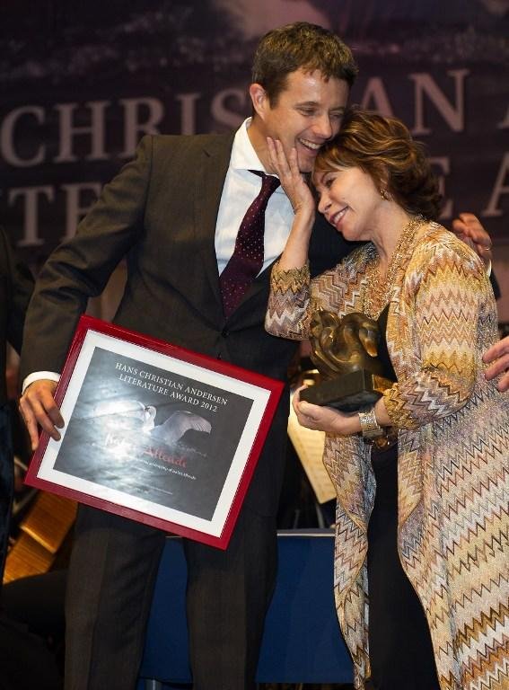 Isabel Allende recebeu honraria do pr&iacute;ncipe-herdeiro da Dinamarca