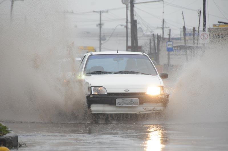 Chuva causa pontos de alagamentos em Porto Alegre