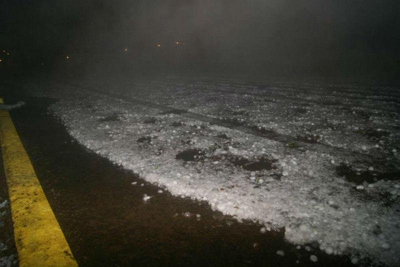 Estrada em Putinga ficou completamente coberta pelo granizo