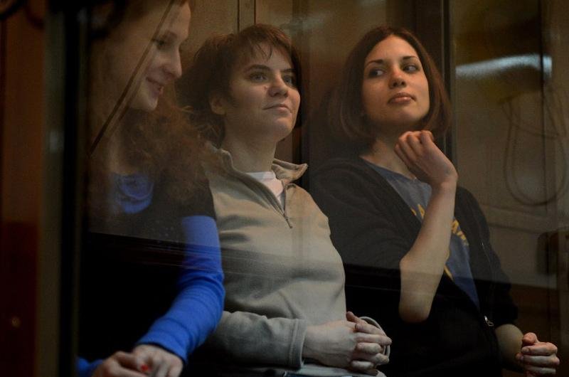 Integrantes da banda Pussy Riot tiveram julgamento adiado para o pr&oacute;ximo dia 10