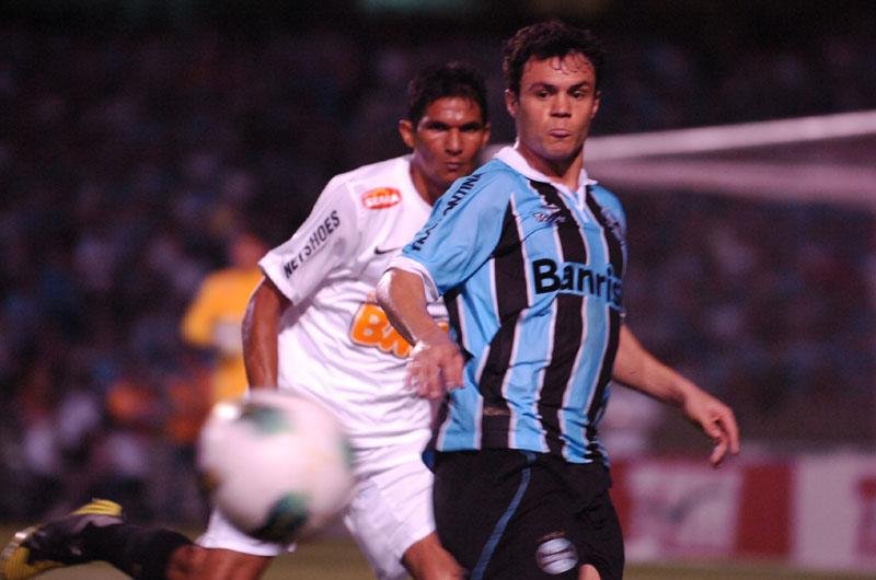 Kl&eacute;ber perdeu uma boa oportunidade no segundo tempo contra o Santos