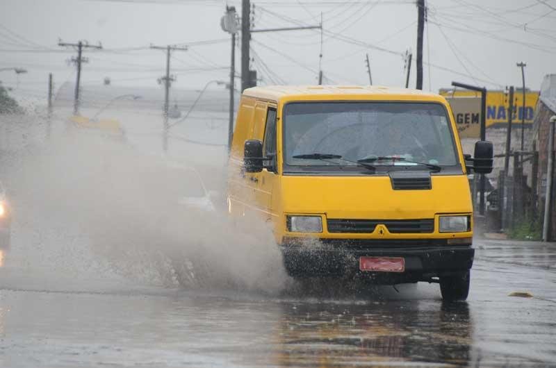 Ruas ficaram alagadas na Capital