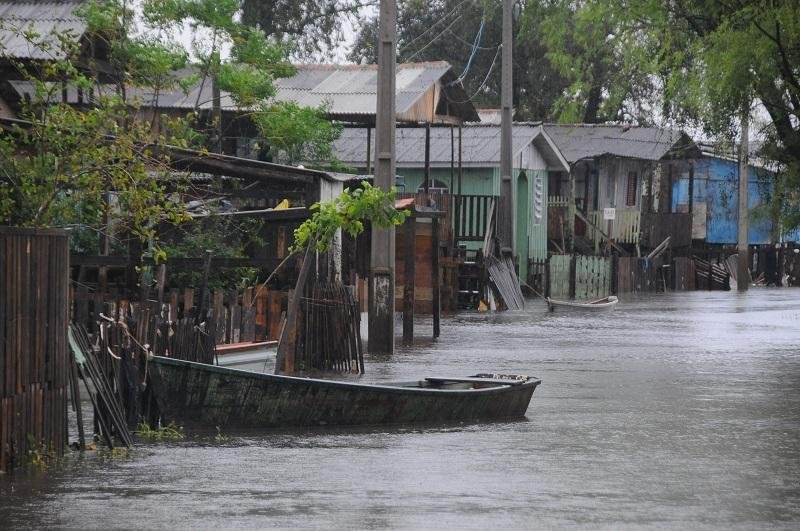 Barcos s&atilde;o utilizados para sair das casas