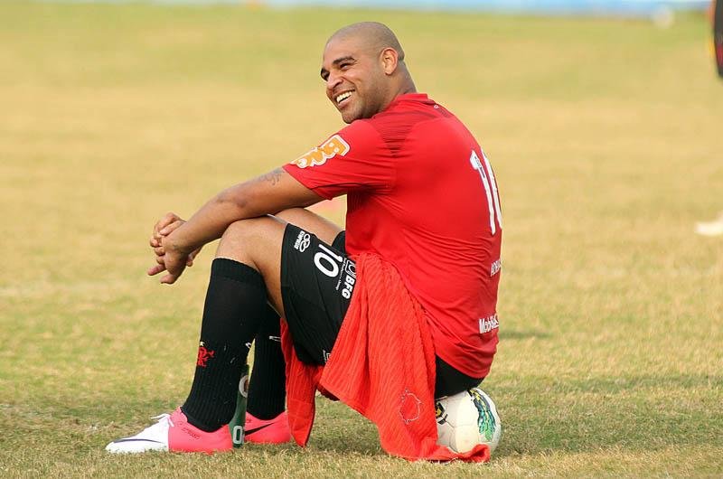 Adriano foi multado por faltar treinos