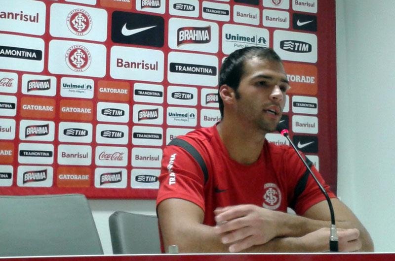 Muriel pede aten&ccedil;&atilde;o &agrave; bola a&eacute;rea em Santos