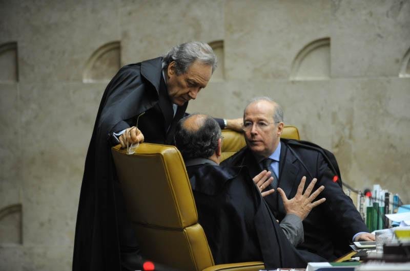 Ministro Celso de Mello condena seis r&eacute;us do mensal&atilde;o
