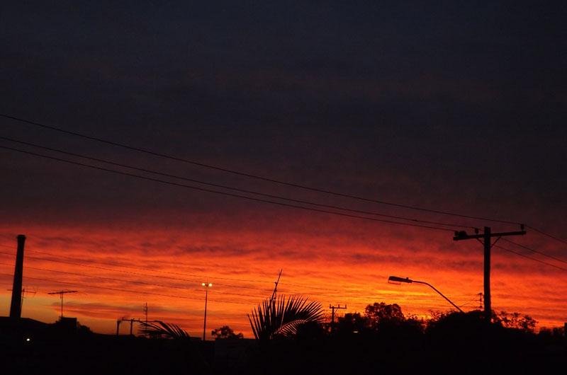 Ap&oacute;s dia de chuva, fim de tarde na regi&atilde;o Metropolitana teve tom avermelhado