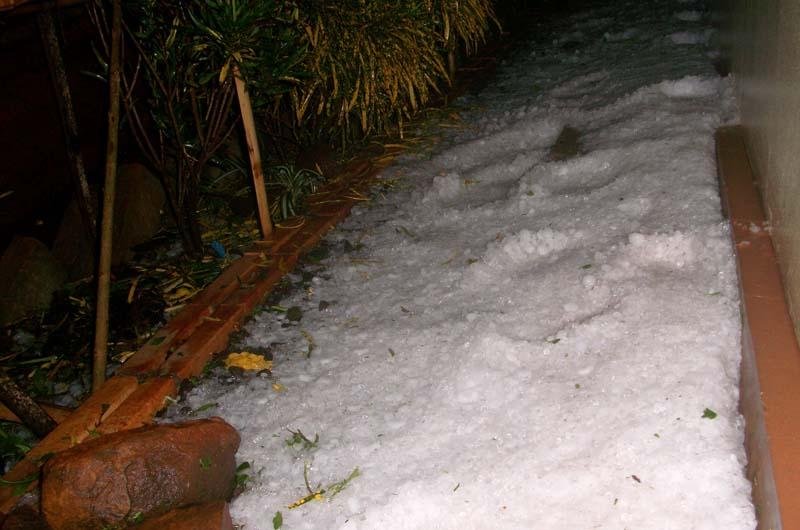 Pedras acumularam nos gramados e cal&ccedil;adas, formando um imenso tapete branco