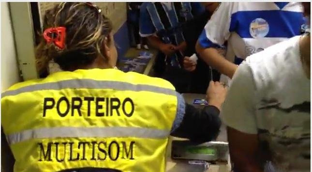 Grupo de torcedores do Gr&ecirc;mio entram no est&aacute;dio Ol&iacute;mpico