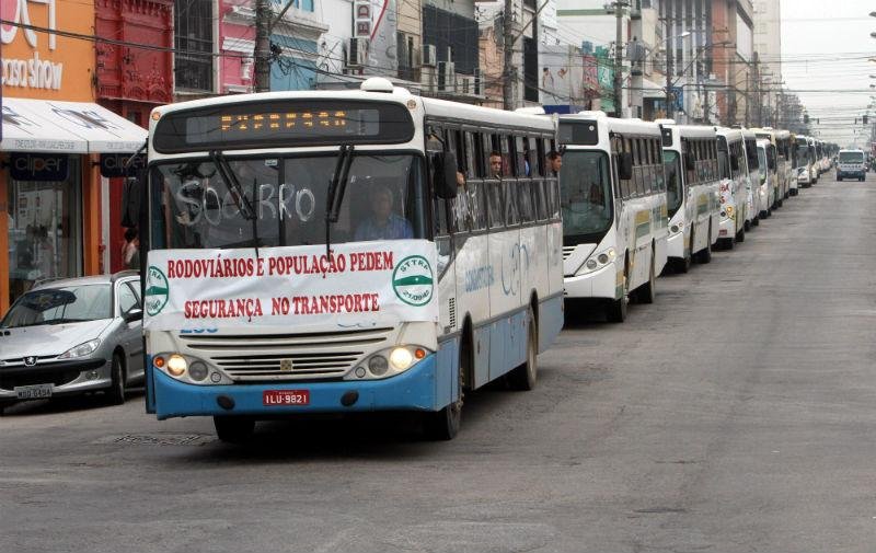 Motoristas e cobradores de &ocirc;nibus protestam contra viol&ecirc;ncia em Pelotas