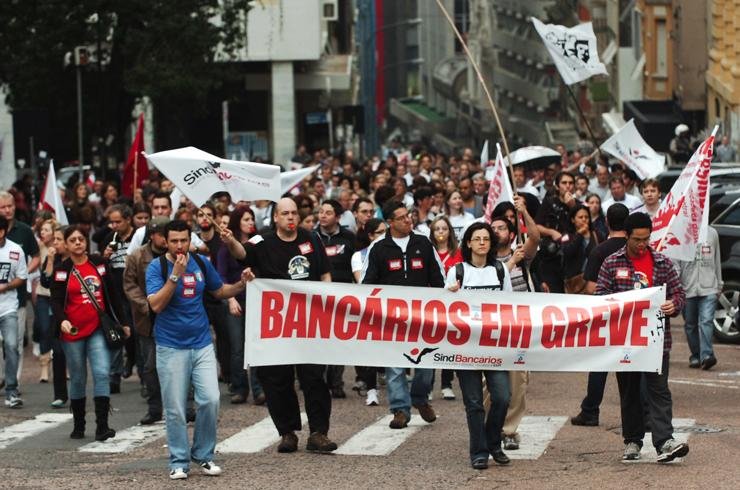 Funcion&aacute;rios em greve do Banrisul realizaram uma caminhada at&eacute; o Pal&aacute;cio Piratini
