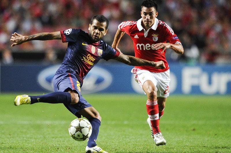 Barcelona vence Benfica fora e segue l&iacute;der na Liga dos Campe&otilde;es