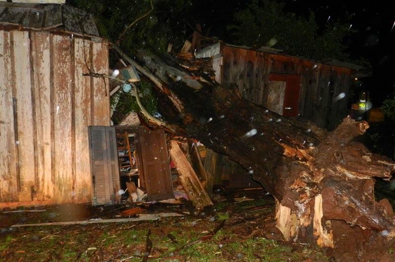 Fortes rajadas de vento destelharam mais de 100 casas nos munic&iacute;pios