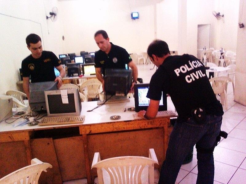 Materiais foram apreendidos em estabelecimentos no Centro da cidade