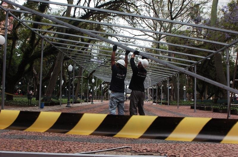 Estruturas s&atilde;o montadas na Pra&ccedil;a da Alf&acirc;ndega