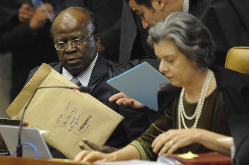 Relator do processo, Joaquim Barbosa e a ministra C&aacute;rmen L&uacute;cia durante o julgamento
