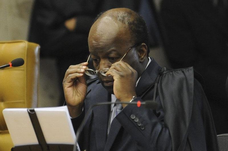 Ministro relator do mensal&atilde;o, Joaquim Barbosa, faz a leitura de seu voto sobre corrup&ccedil;&atilde;o ativa
