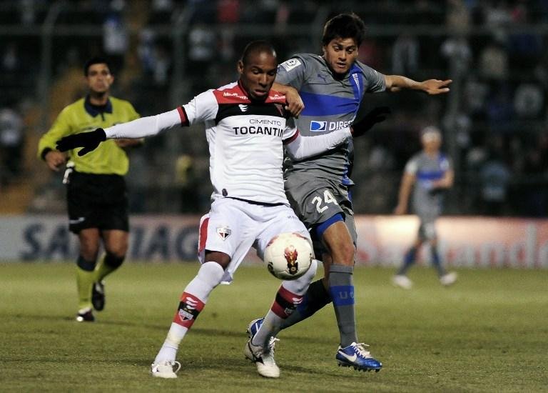 Gustavo tenta evitar marca&ccedil;&atilde;o durante partida contra Universidad Cat&oacute;lica, no Chile