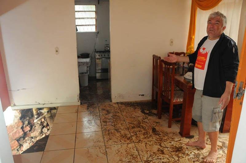 Ch&atilde;o embaixo do im&oacute;vel cedeu, gerando risco de desabamento