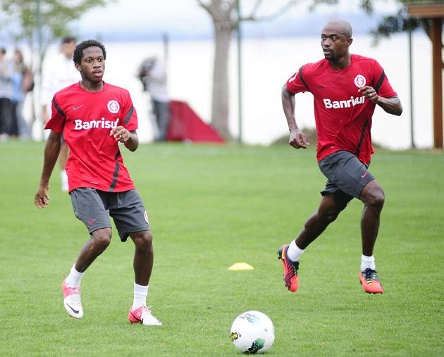 Fred disse que prefere ser o terceiro do meio-campo e comemorou aus&ecirc;ncia de Neymar