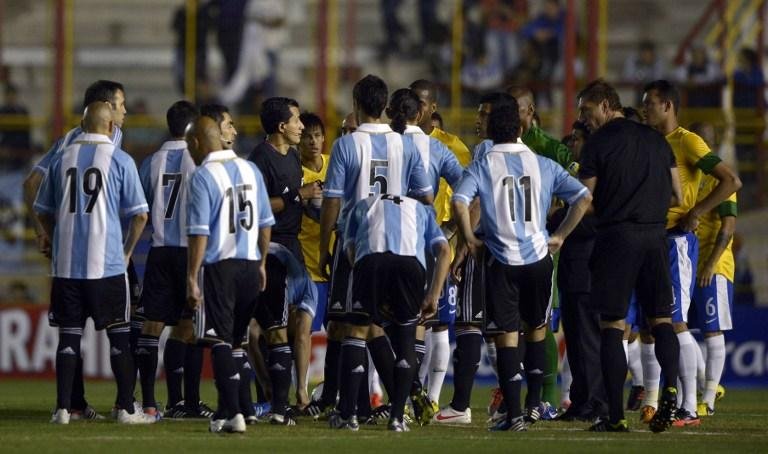 Jogadores aguardaram retorno da ilumina&ccedil;&atilde;o na cidade de Resistencia