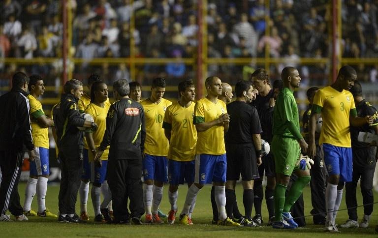 Atletas da Sele&ccedil;&atilde;o conversam com a arbitragem durante apag&atilde;o