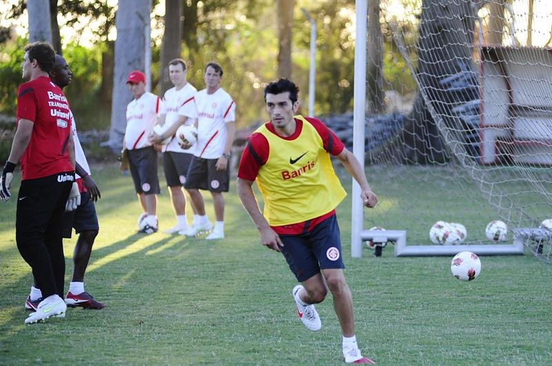 Sem o camisa 10, D&aacute;tolo ganhou chance entre os titulares
