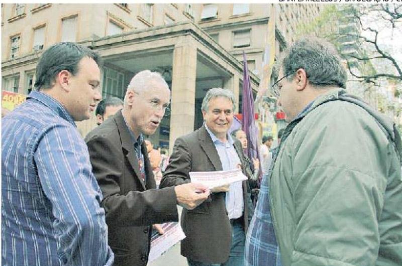 Candidato a vice, Nelcir Tessaro (PSD), distribui panfletos no centro