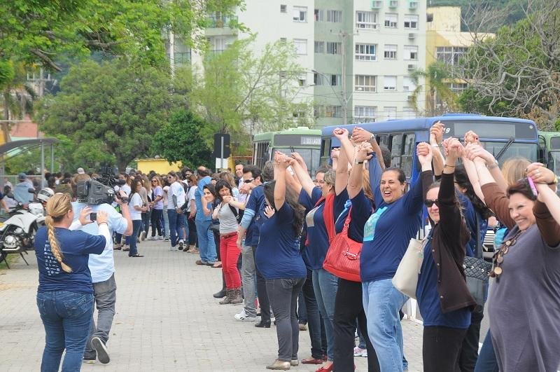 Dezenas de pessoas deram as m&atilde;os