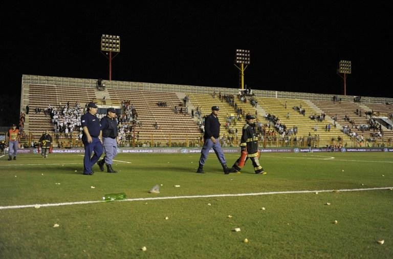 Bombeiros v&atilde;o ao gramado ap&oacute;s o an&uacute;ncio da suspens&atilde;o do jogo entre Argentina e Brasil devido a um apag&atilde;o