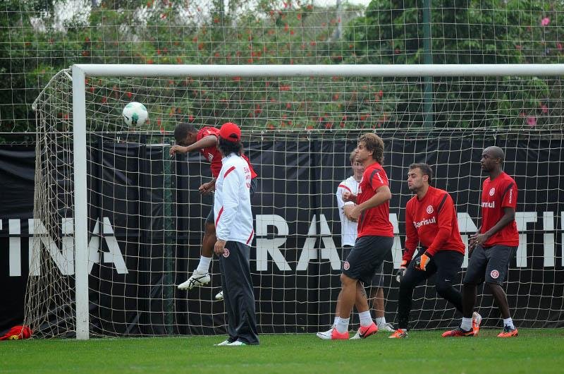 T&eacute;cnico Fernand&atilde;o reuniu titulares para treinar levantamentos ap&oacute;s recreativo